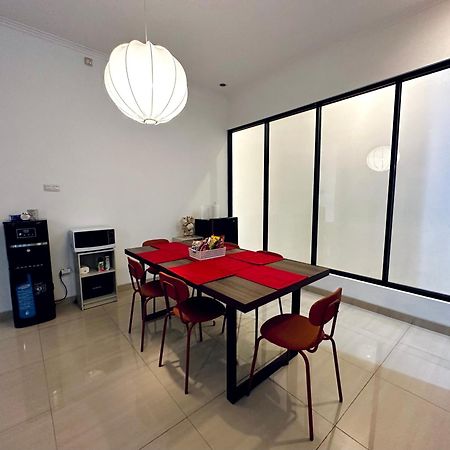 4-Bedroom Home In South Jakarta Nuansa Swadarma Residence By Le Ciel Hospitality Buitenkant foto