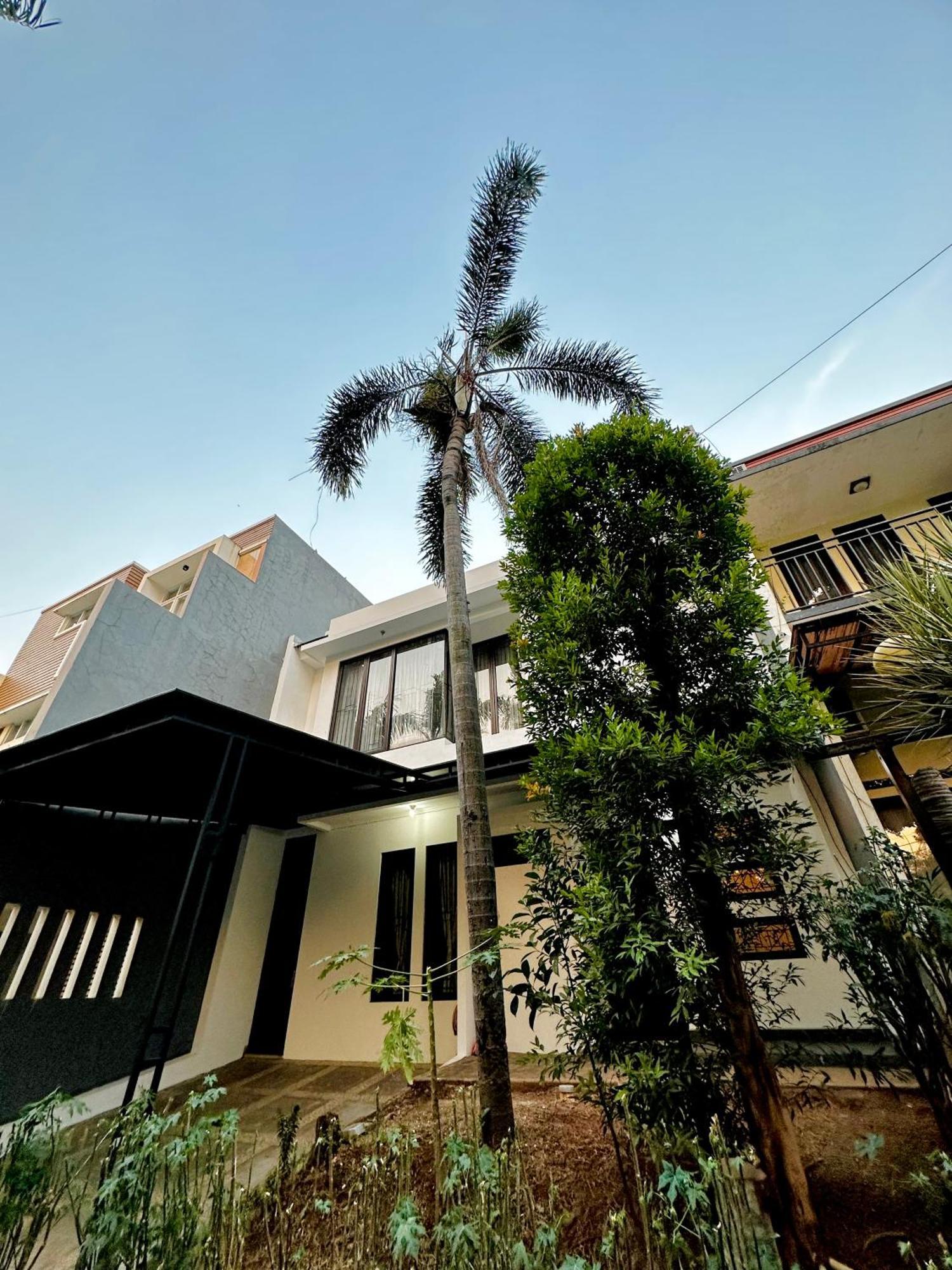 4-Bedroom Home In South Jakarta Nuansa Swadarma Residence By Le Ciel Hospitality Buitenkant foto