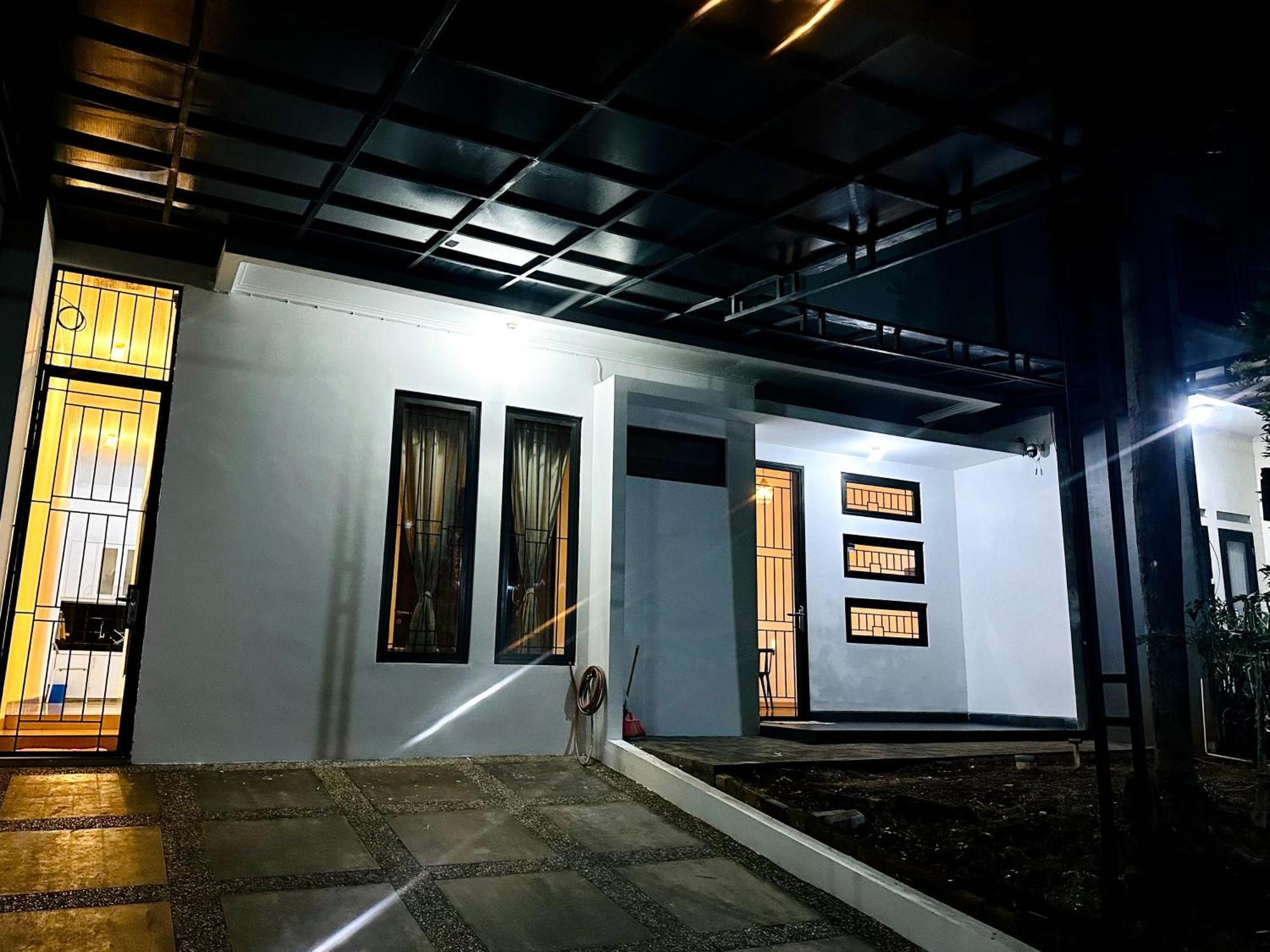 4-Bedroom Home In South Jakarta Nuansa Swadarma Residence By Le Ciel Hospitality Buitenkant foto