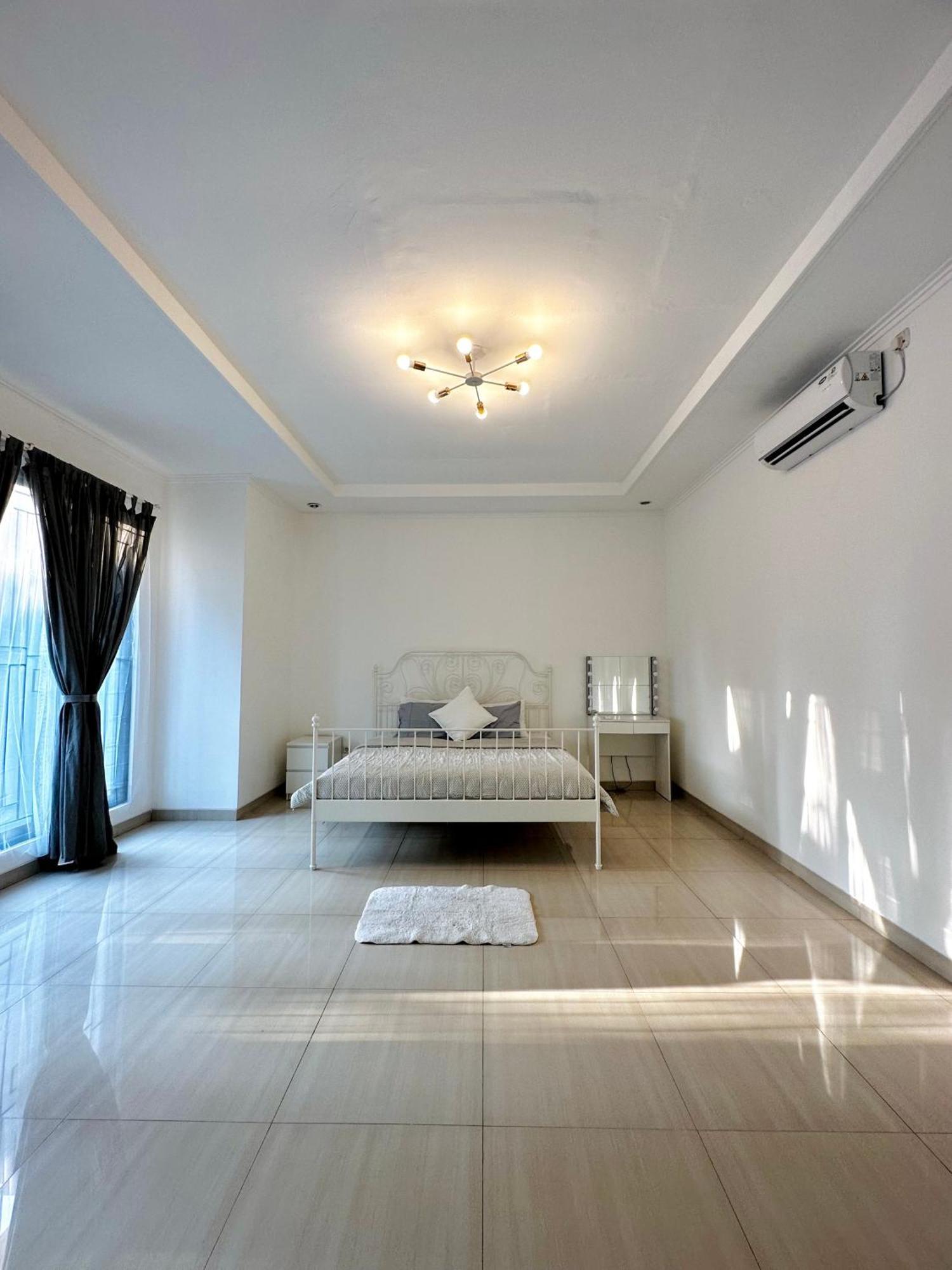 4-Bedroom Home In South Jakarta Nuansa Swadarma Residence By Le Ciel Hospitality Buitenkant foto