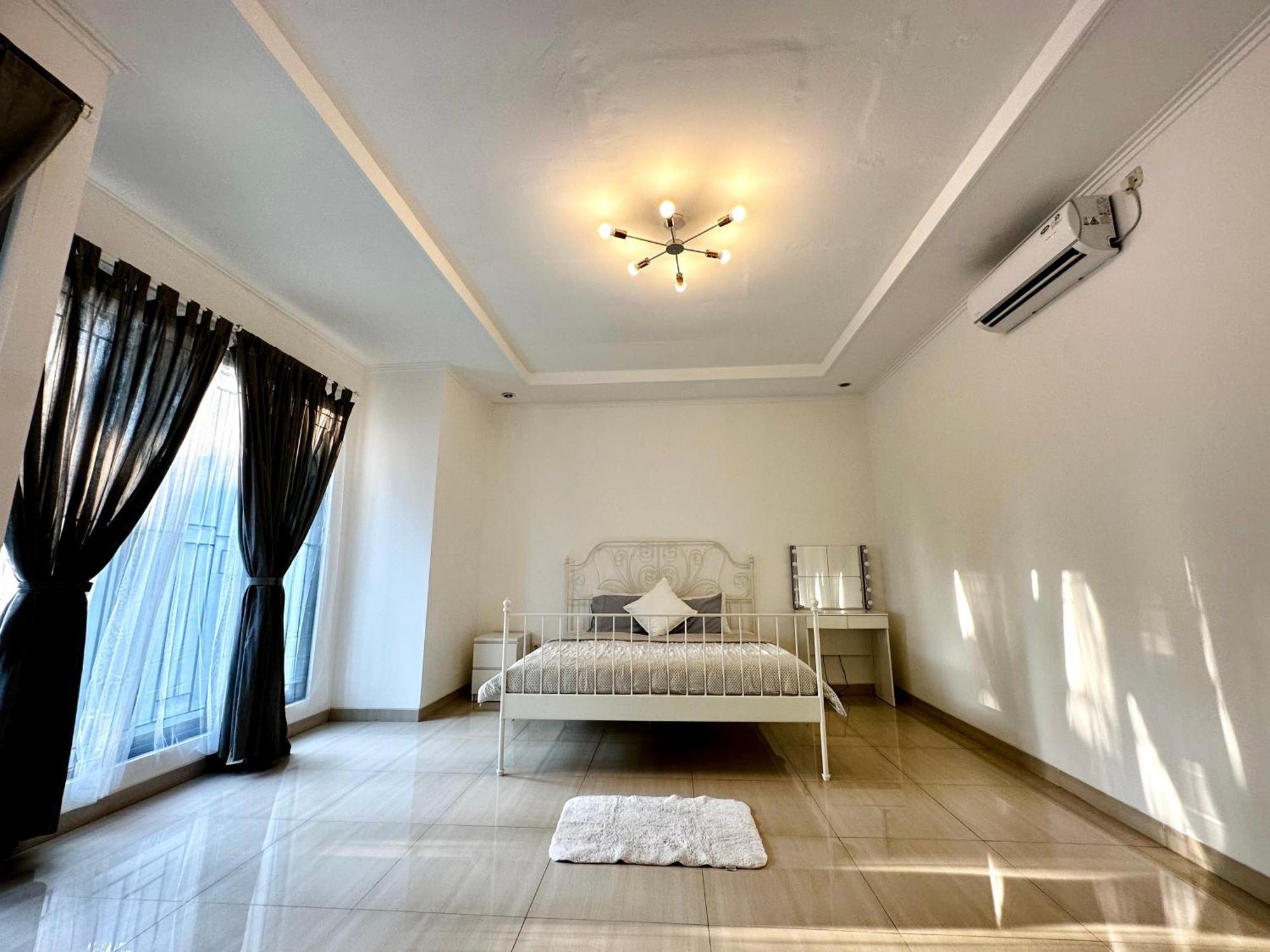 4-Bedroom Home In South Jakarta Nuansa Swadarma Residence By Le Ciel Hospitality Buitenkant foto