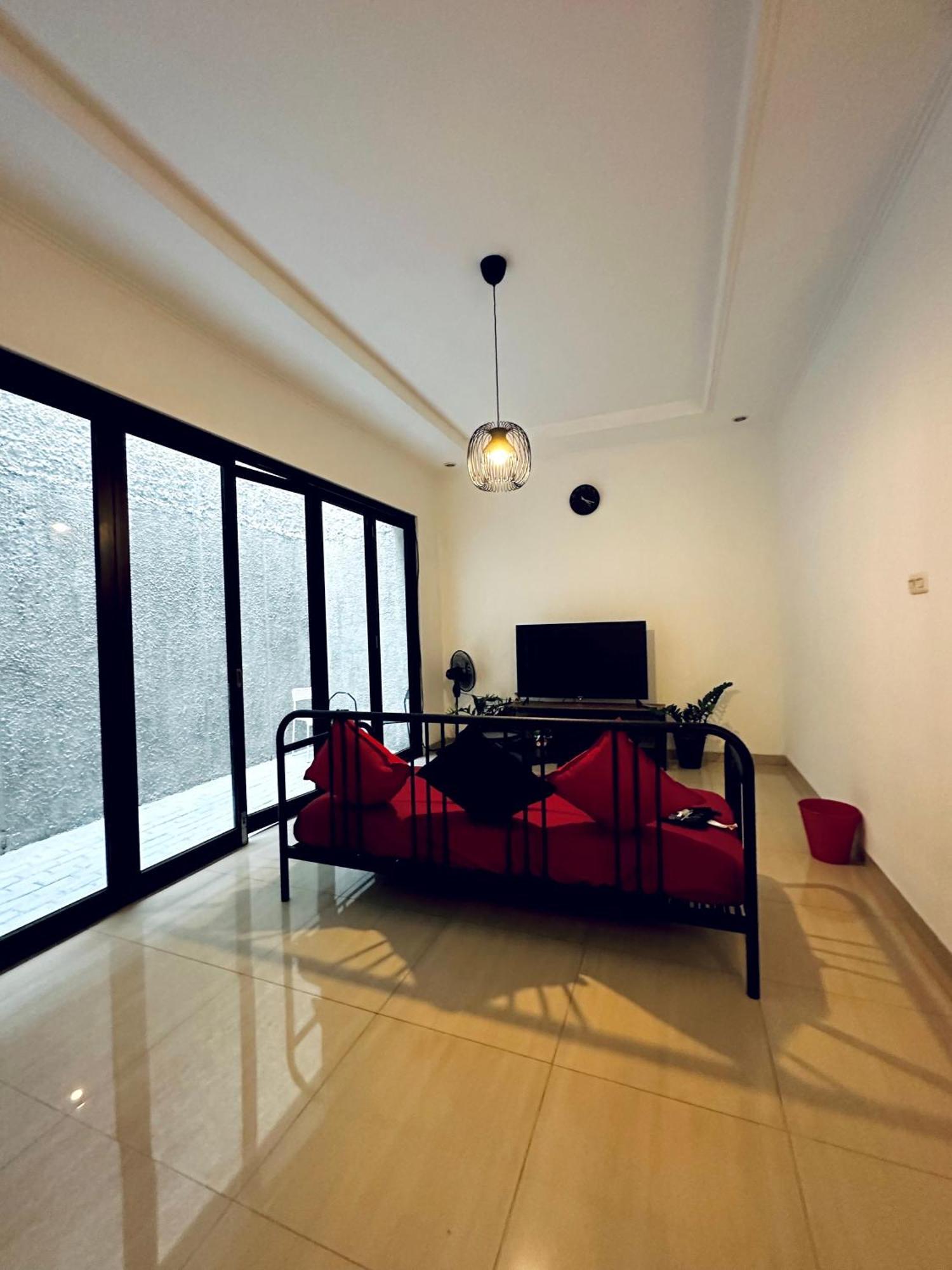 4-Bedroom Home In South Jakarta Nuansa Swadarma Residence By Le Ciel Hospitality Buitenkant foto